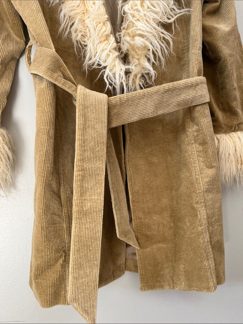 Penny Lane Coat in Beige
SHOW ME YOUR MUMU - medium faux fur corduroy fall cozy - Picture 4 of 16